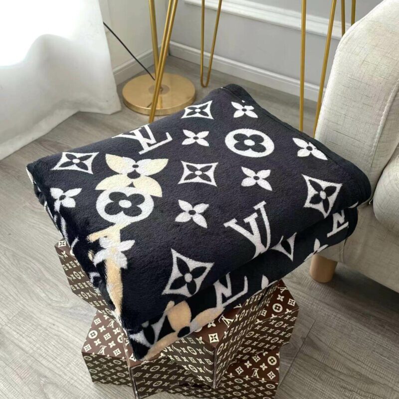 LV cheap blankets for dogs 3